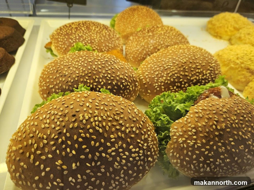 Sesame Seed Buns with Lettuce