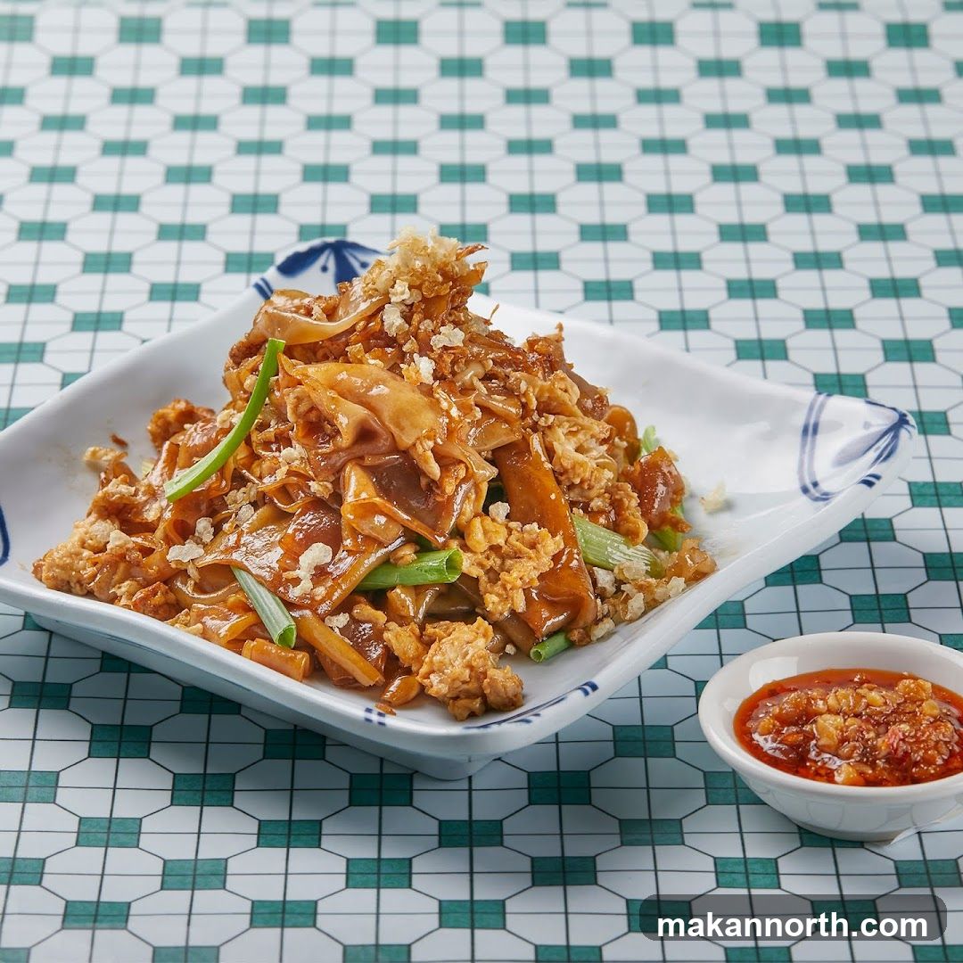 Stir-fried noodles with scrambled eggs and chili sauce