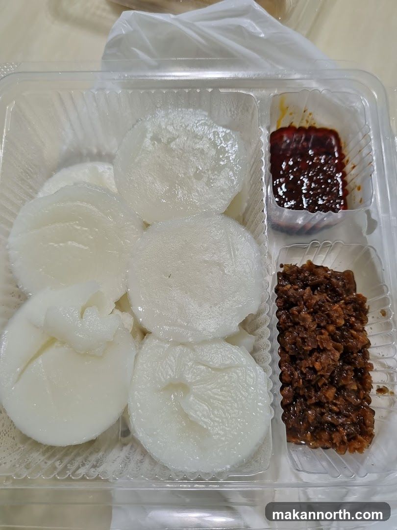 Steamed Rice Cakes with Toppings