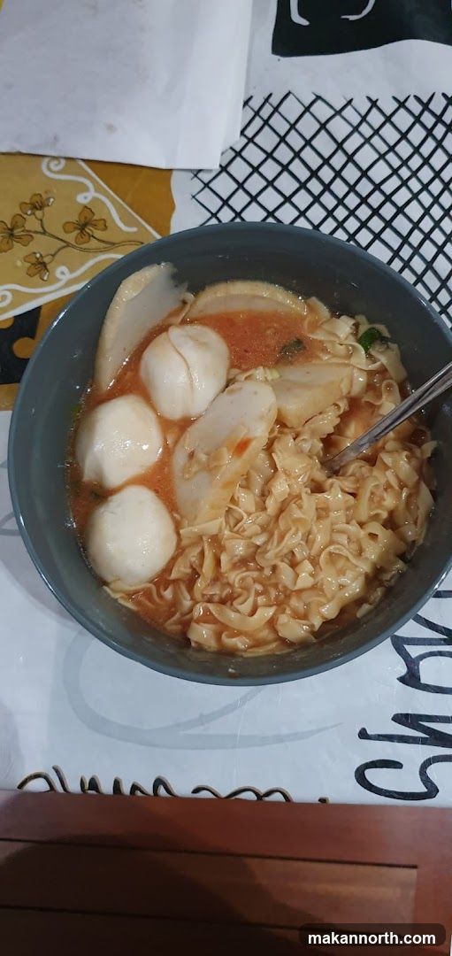 Noodle Soup with Fish Balls and Slices