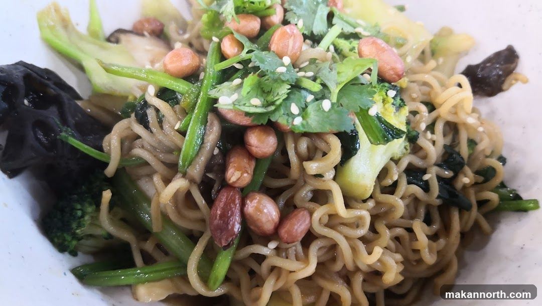 Noodles with Vegetables and Peanuts