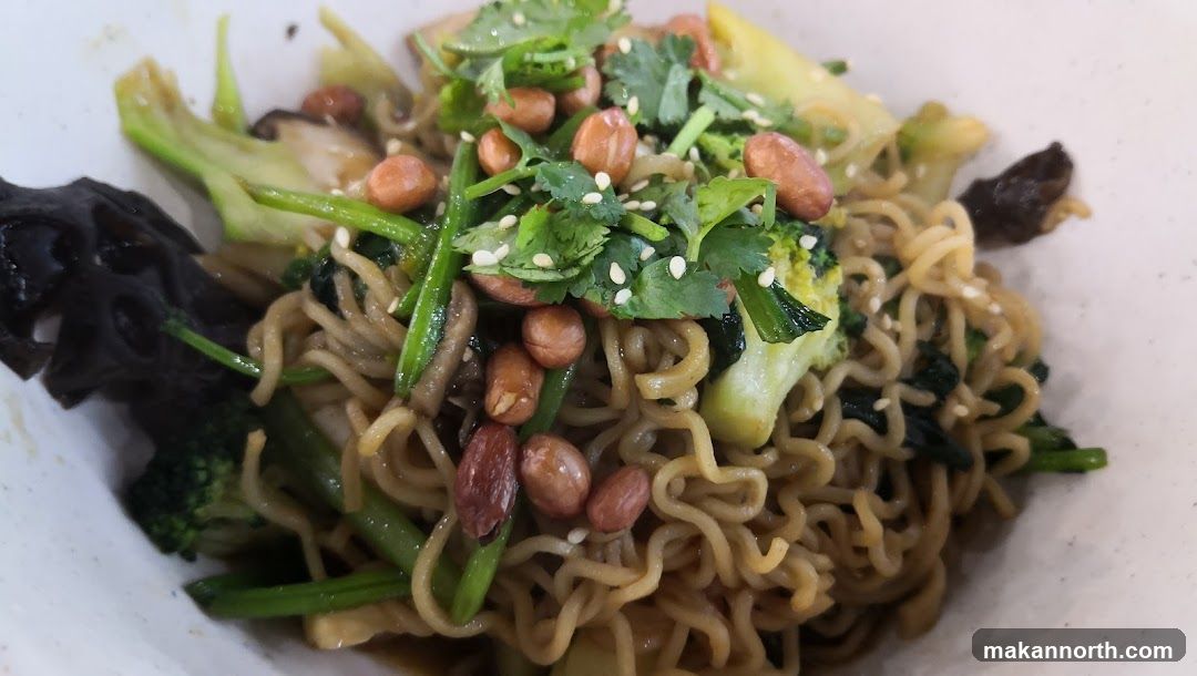 Noodle Dish with Vegetables and Peanuts