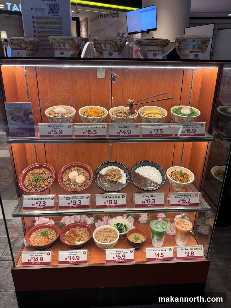 Food display case with Japanese rice bowls and drinks