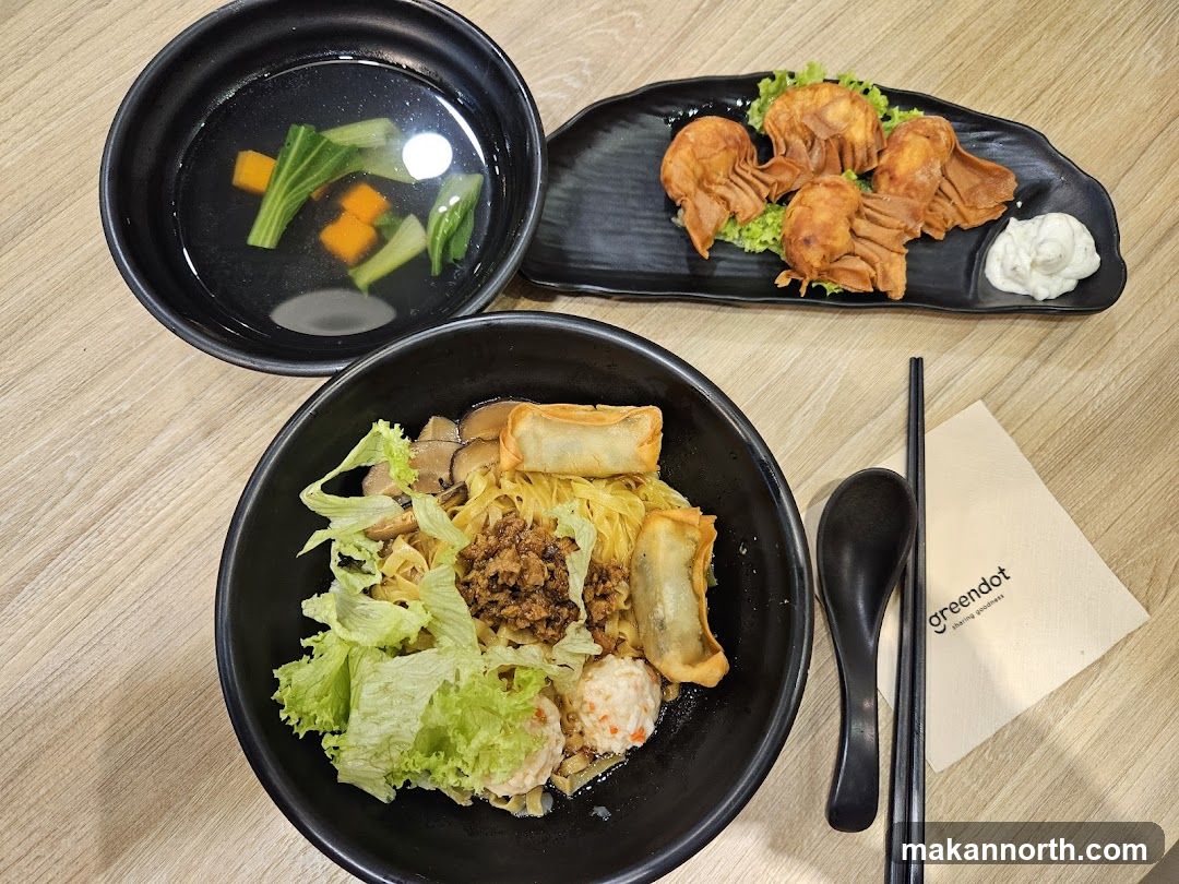 Noodles with Soup and Fried Appetizers