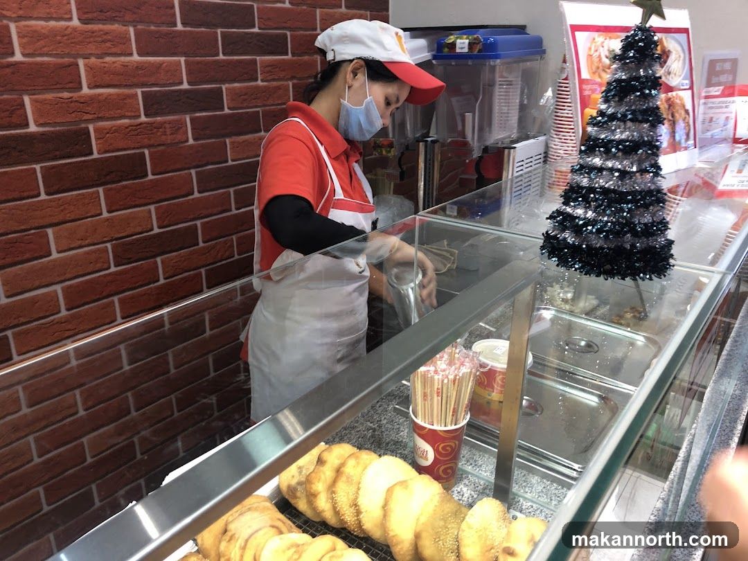 Food service worker preparing order