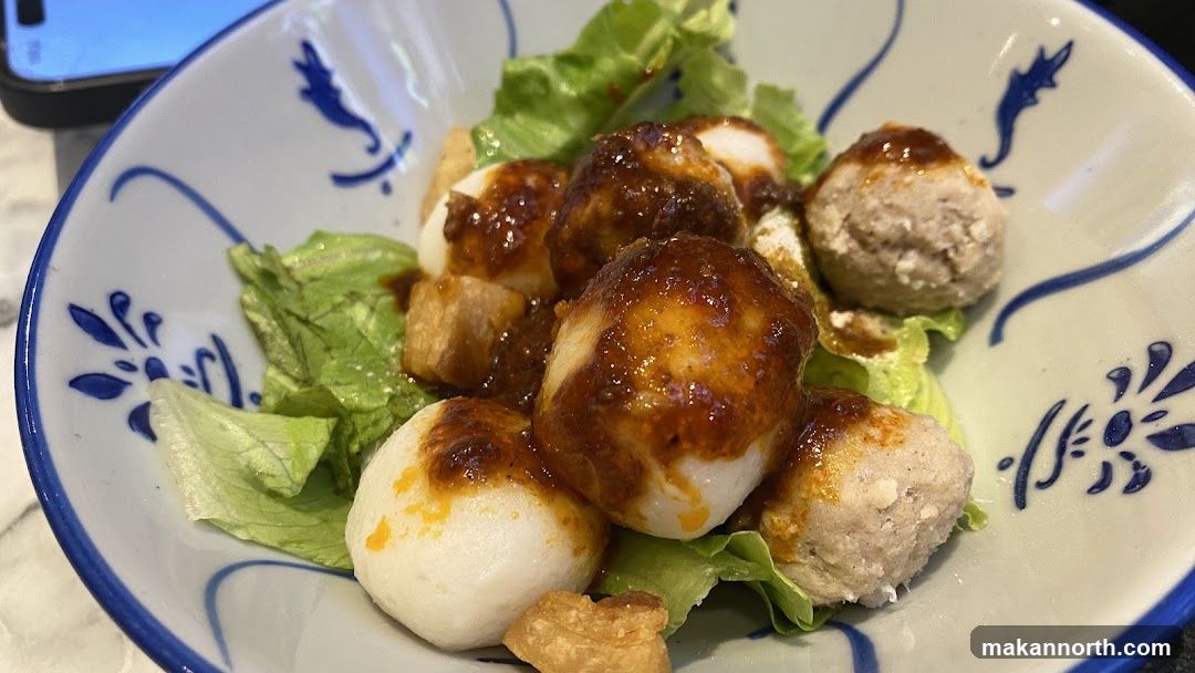 Fish balls with sauce and lettuce