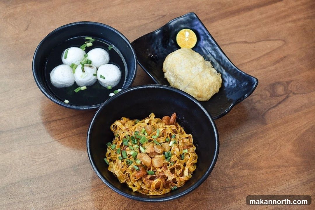 Noodles with Fish Balls and Fried Item