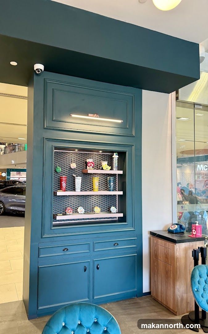 Display cabinet with merchandise
