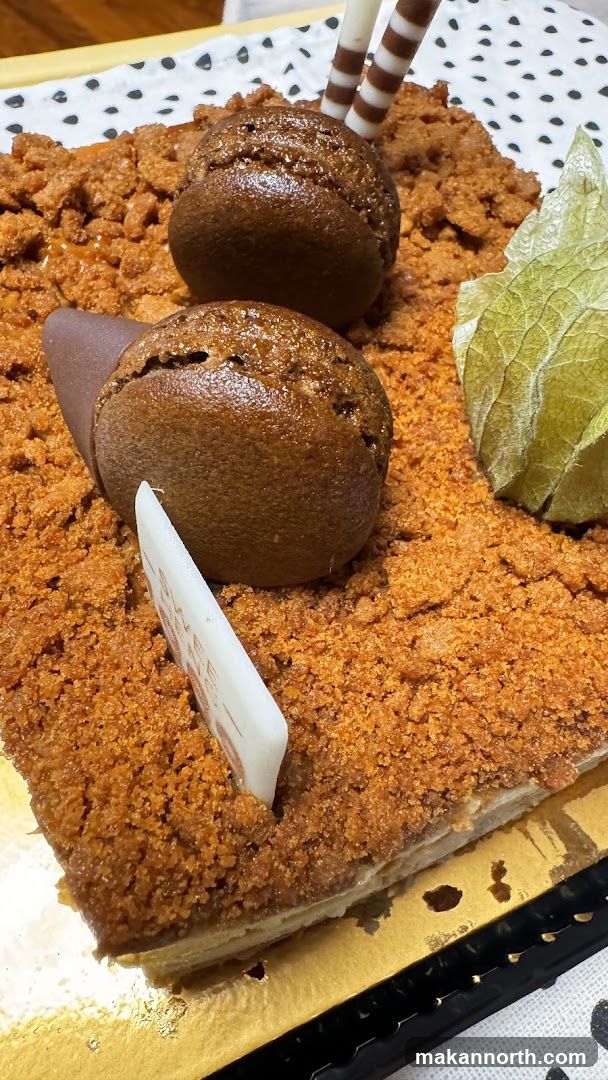 Dessert with Chocolate and Crumble