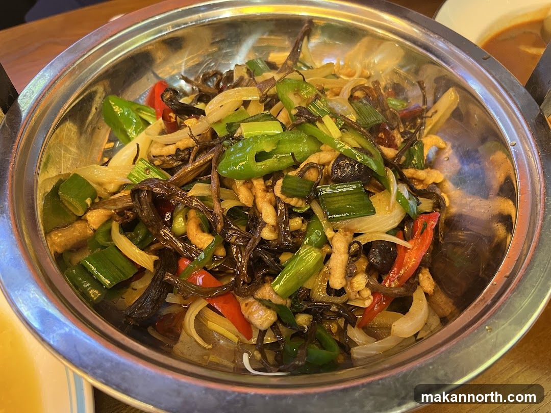 Stir-fried dish with vegetables and meat