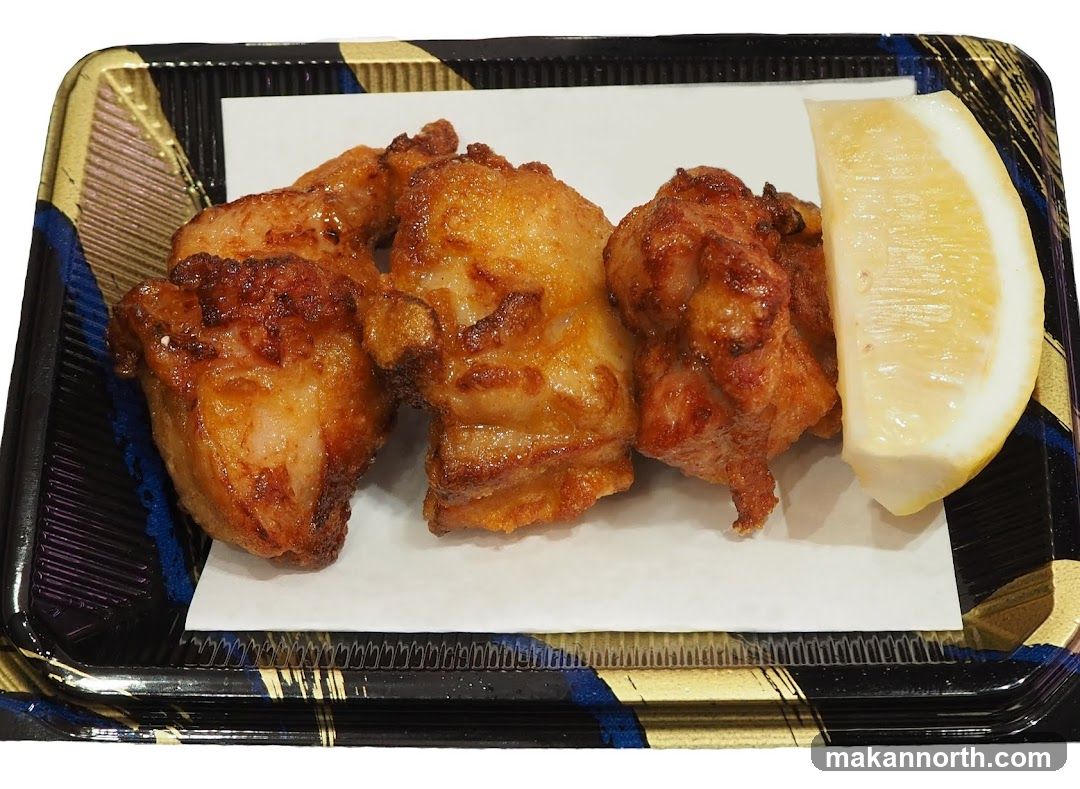 Fried Chicken Bites with Lemon Wedge