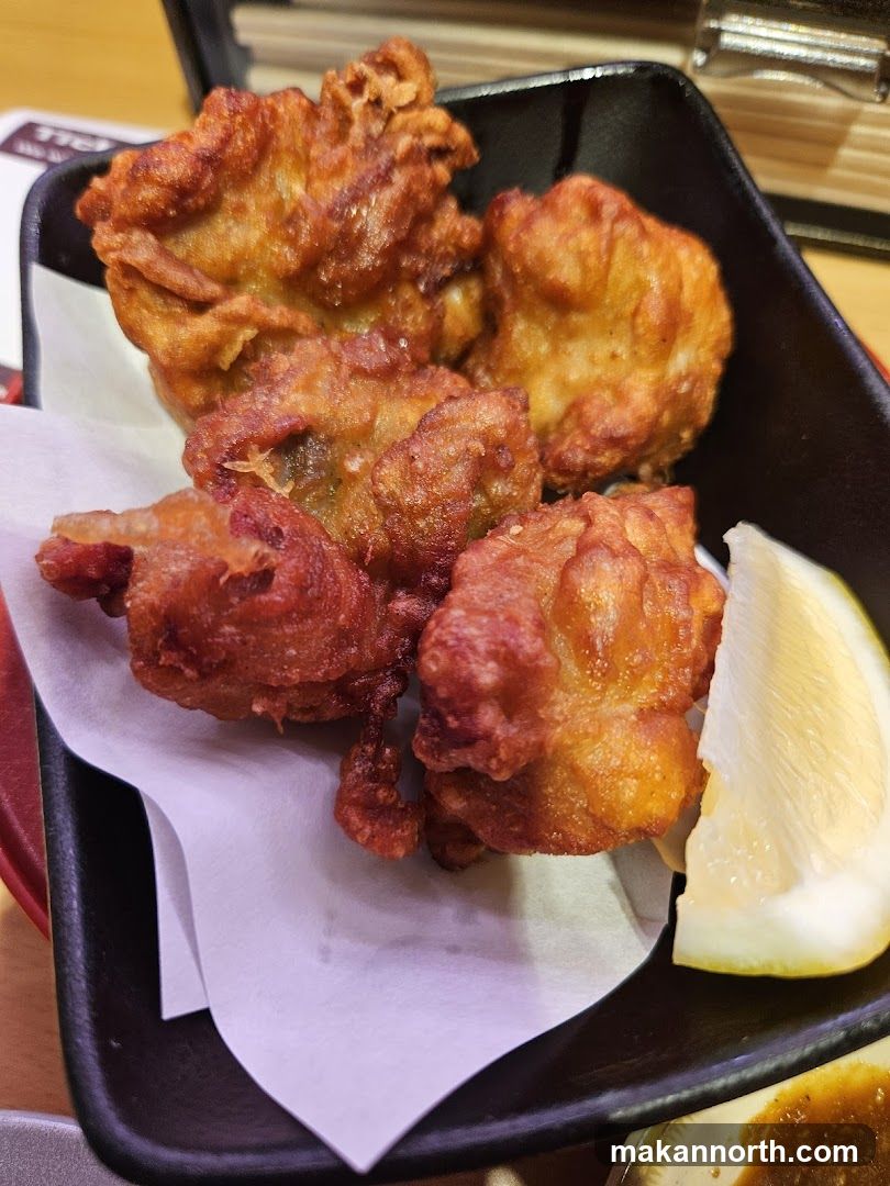 Fried Chicken Bites with Lemon Wedge