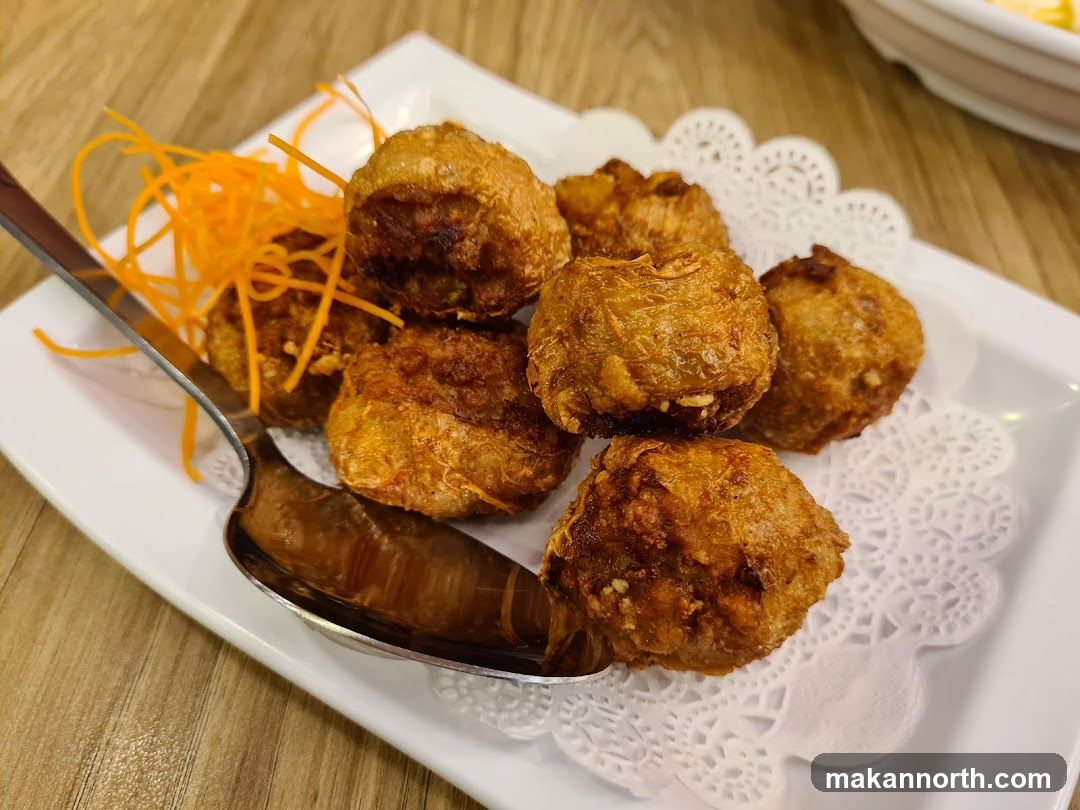 Fried Rolls with Shredded Carrots