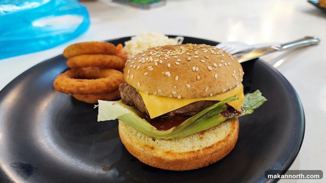 Cheeseburger with Onion Rings