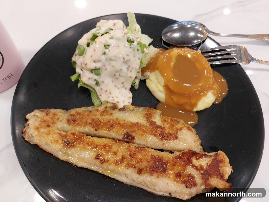 Fish Fillets with Mashed Potatoes and Salad