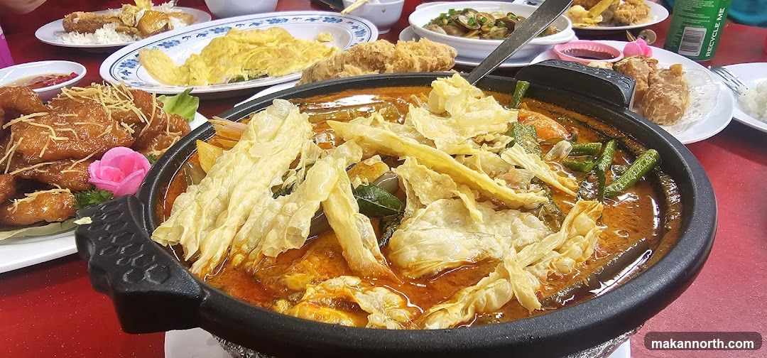 Curry Dish with Side Plates