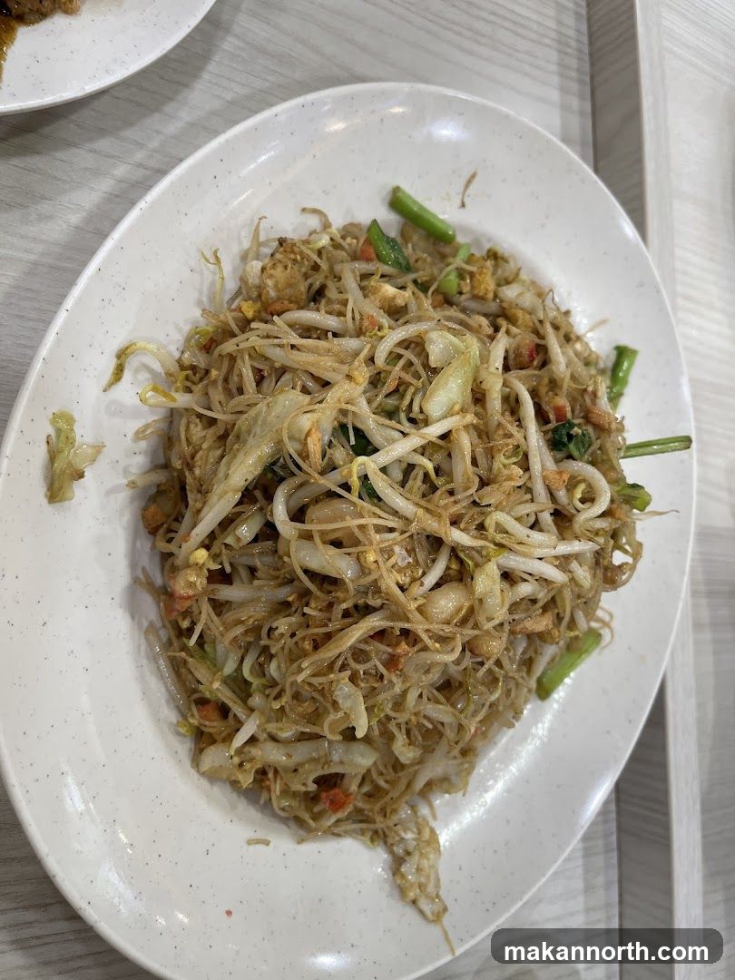 Stir-fried noodles with bean sprouts and vegetables