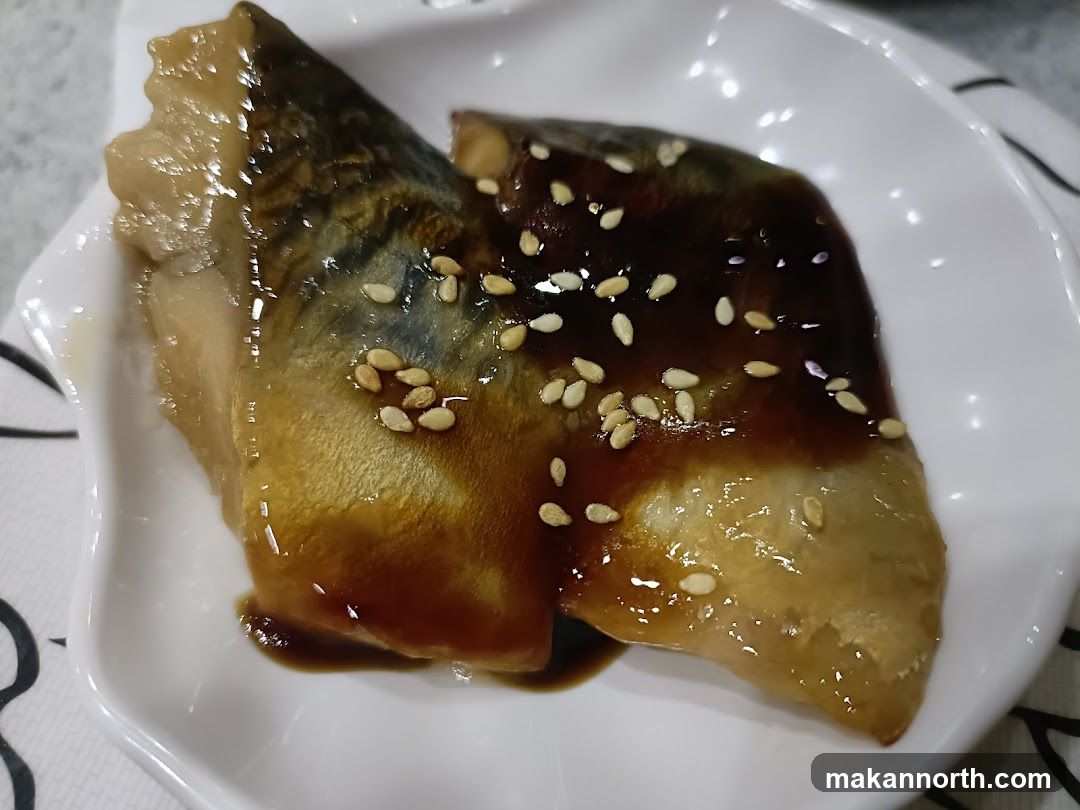 Mackerel with Sauce and Sesame Seeds