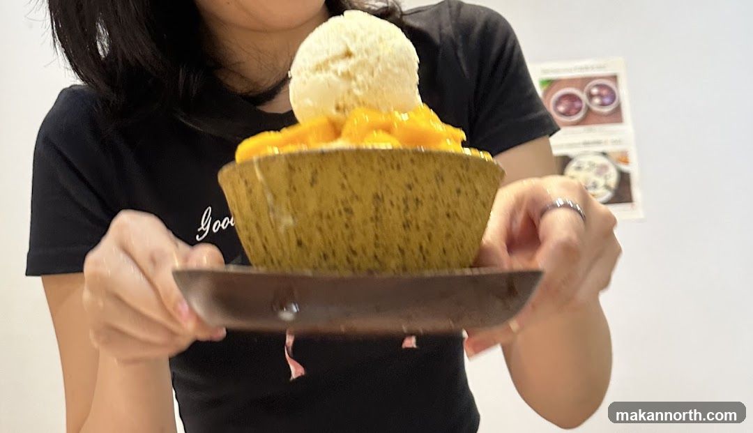 Dessert with Ice Cream and Mango