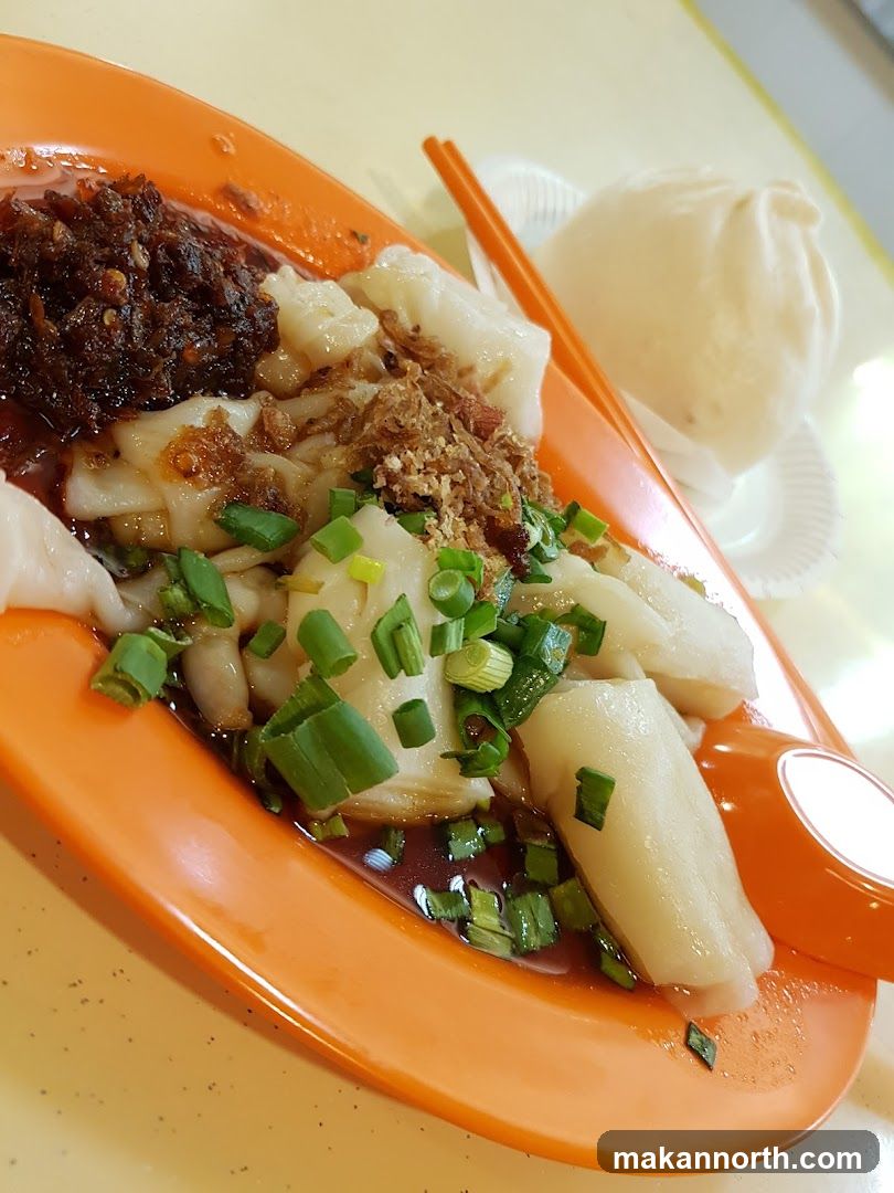 Chee Cheong Fun with Chili and Bun