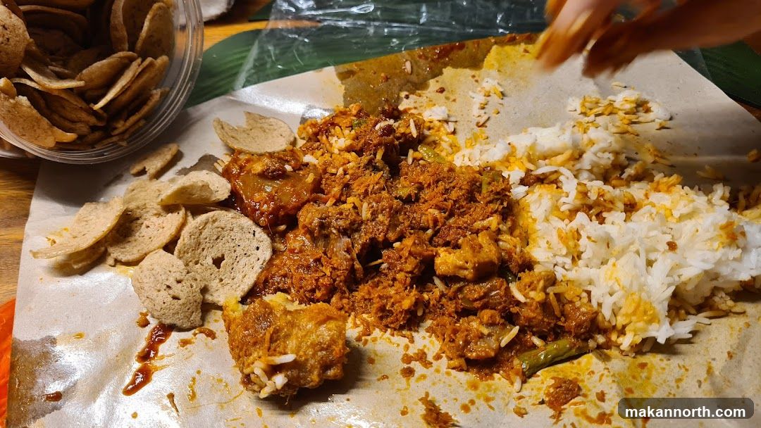 Spicy Rice and Meat Dish with Crackers