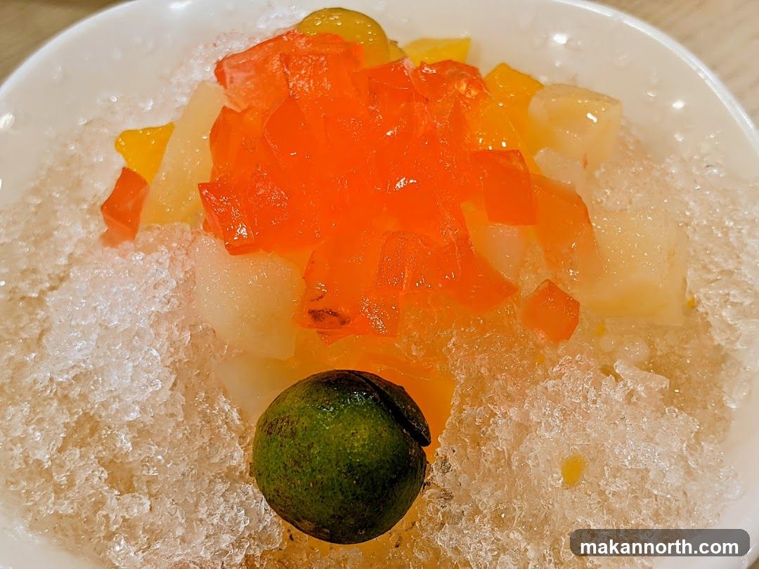 Dessert with shaved ice and fruit jelly