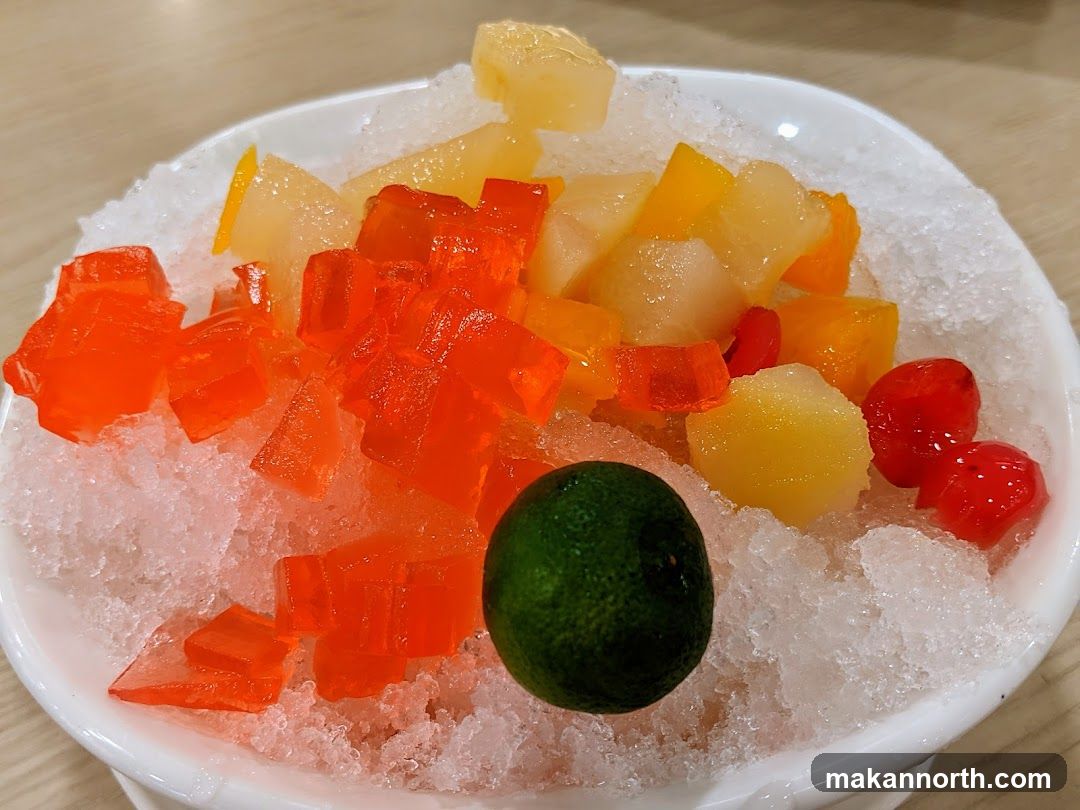 Dessert with shaved ice and fruit jelly