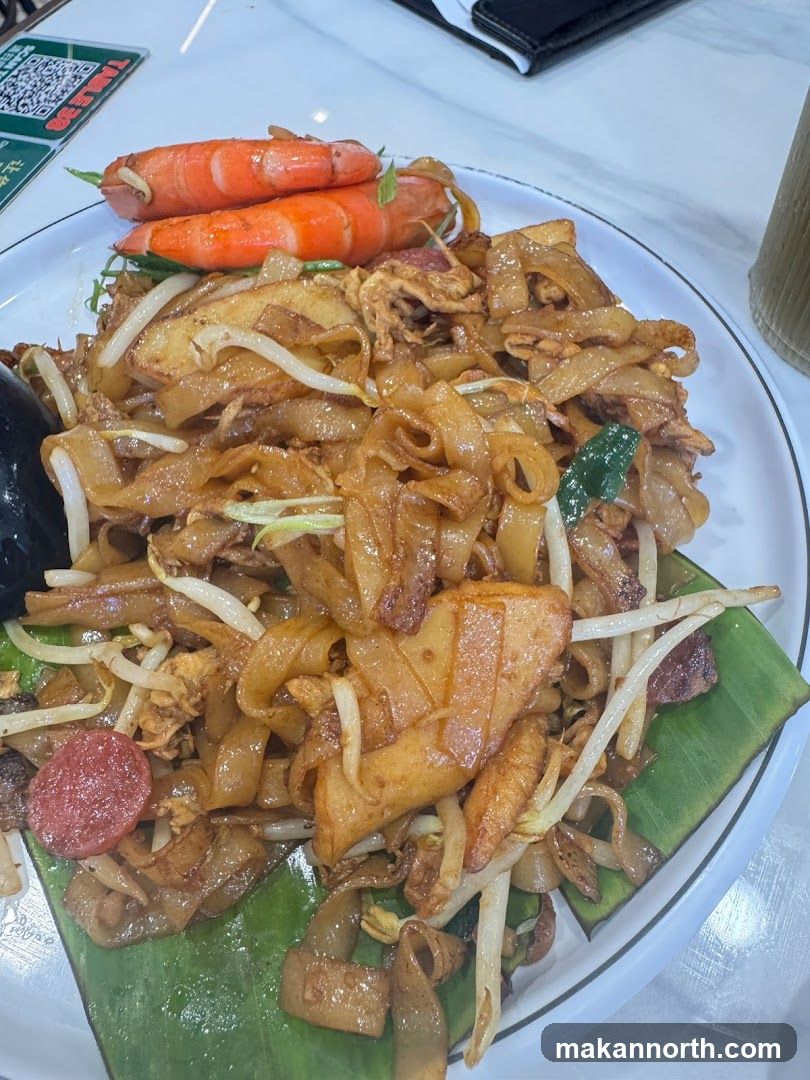Stir-fried noodles with shrimp and sausage