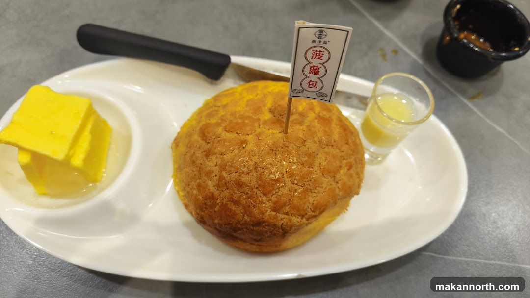 Pineapple Bun with Butter and Sauce
