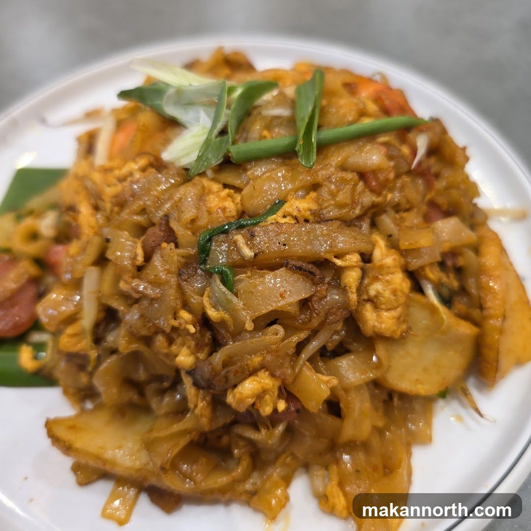 Stir-fried noodles with egg and vegetables