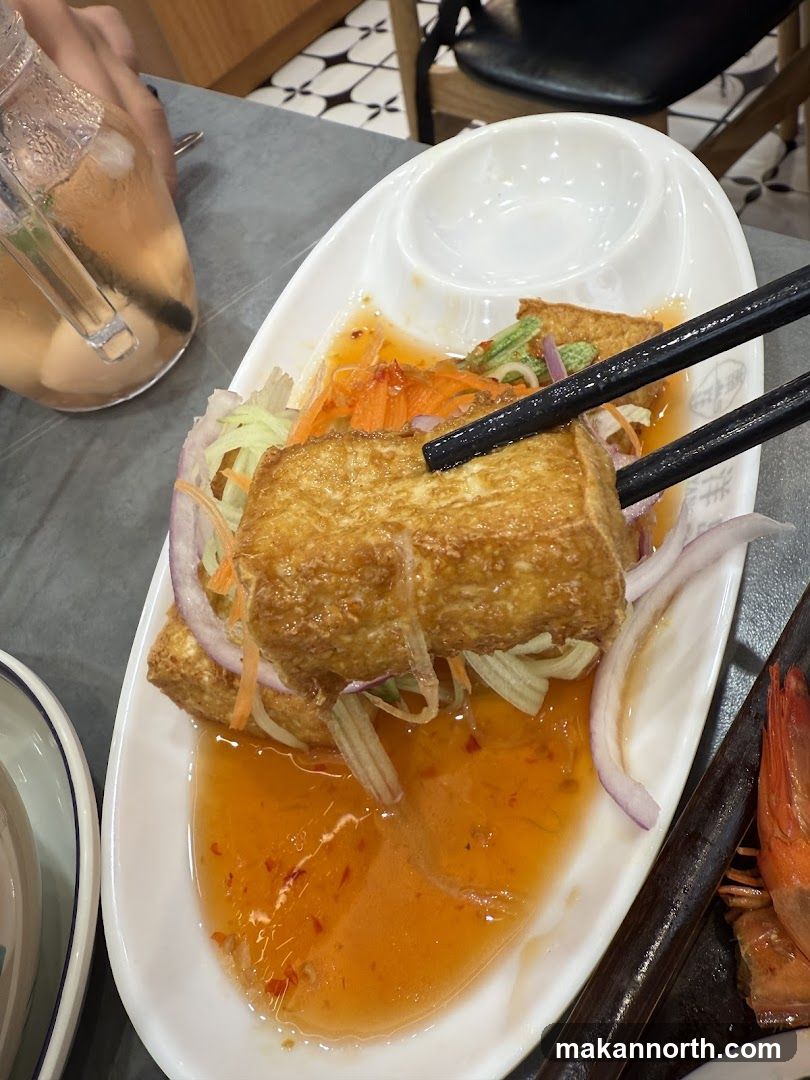 Fried Tofu with Salad and Sauce