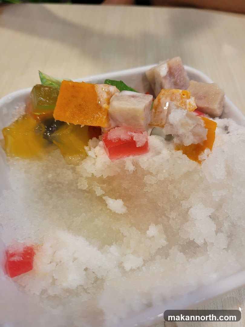 Dessert with shaved ice and toppings