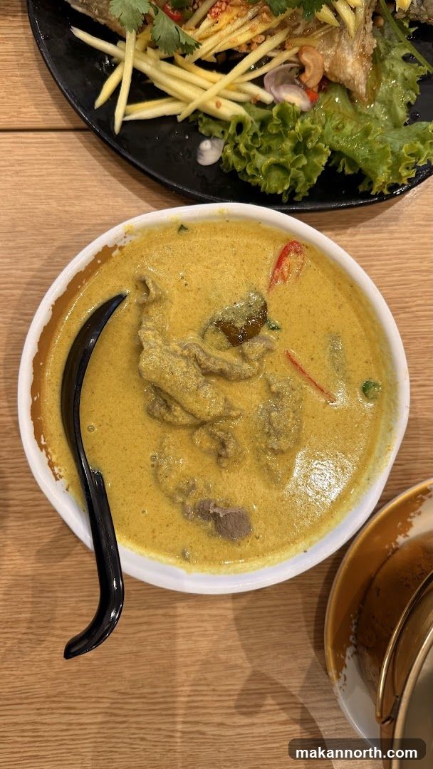Curry with Meat and Mango Salad