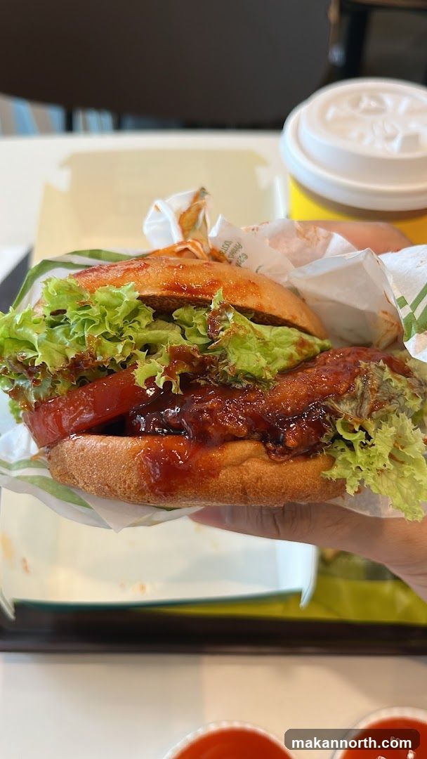 Burger with Lettuce and Tomato