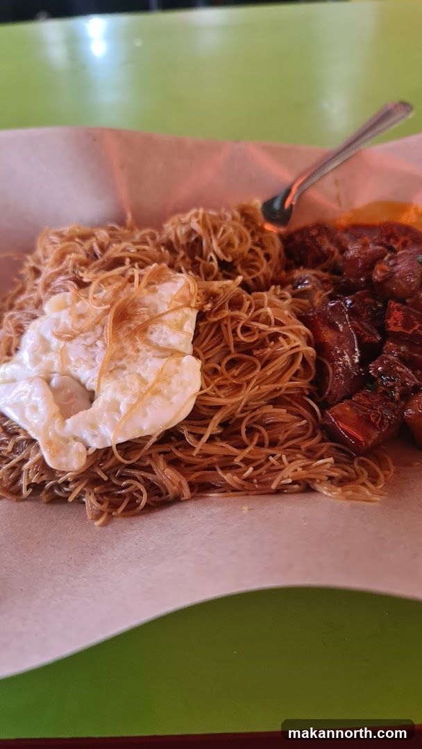 Noodles with Fried Egg and Meat