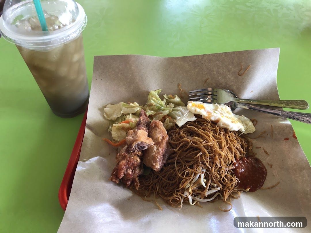 Fried Noodles with Fried Chicken and Egg
