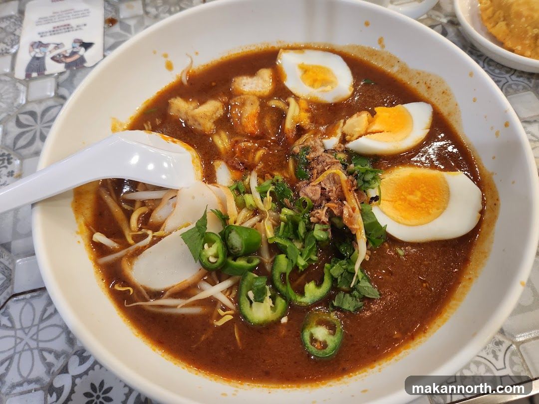 Noodle Soup with Eggs and Fish Cakes