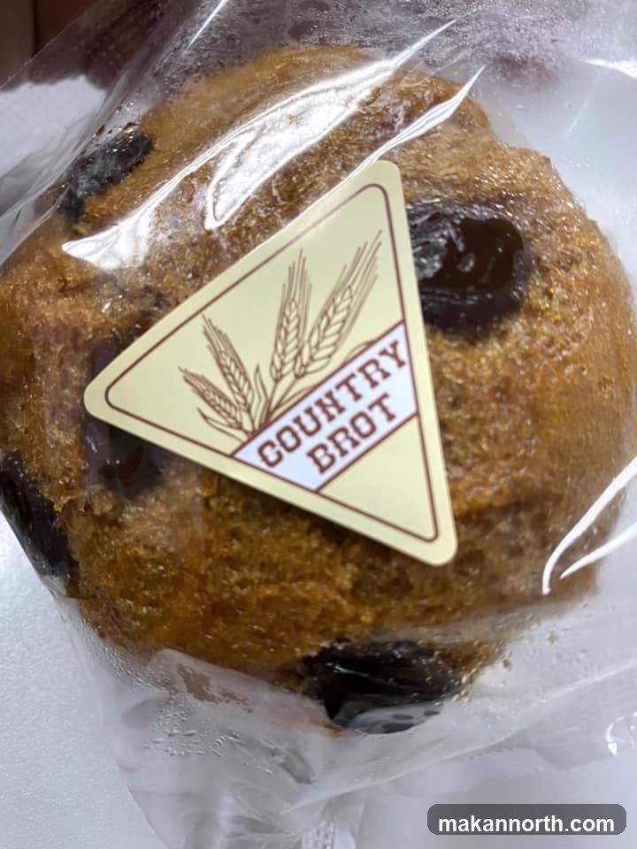 Muffin with "COUNTRY BROT" sticker
