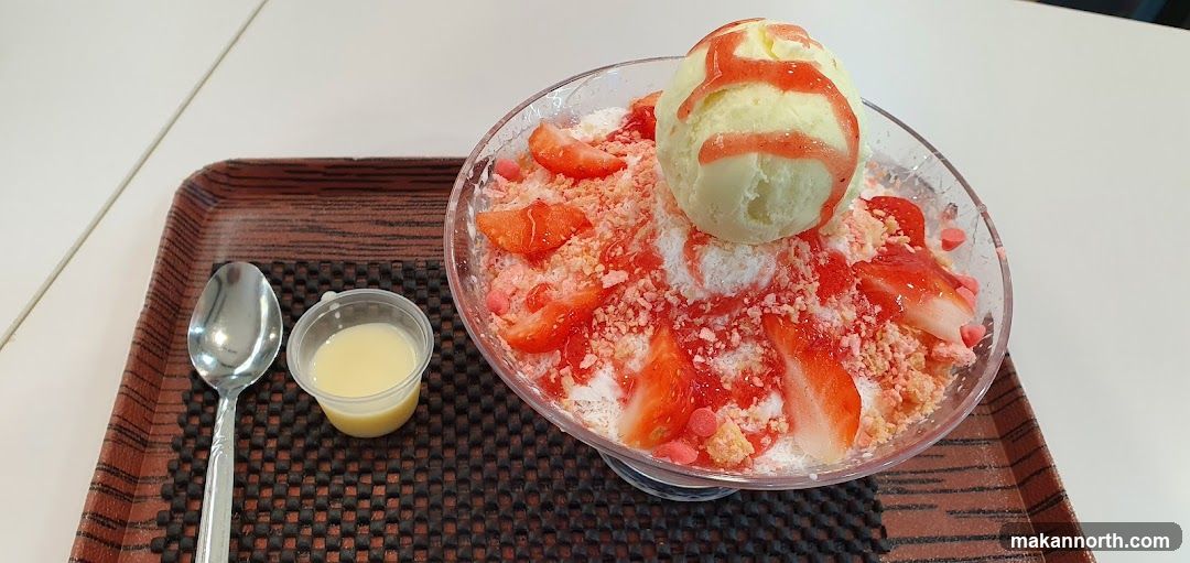 Strawberry shaved ice dessert