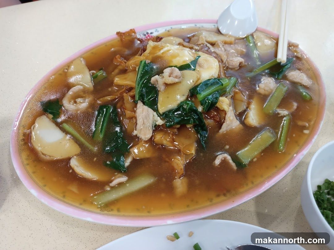 Noodles with Gravy and Vegetables