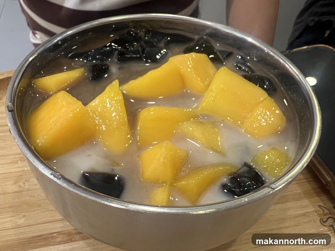Mango and Grass Jelly Dessert