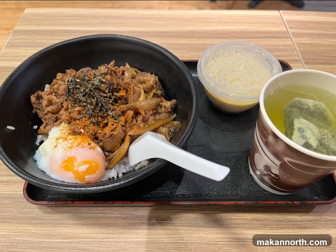 Beef bowl with egg and tea