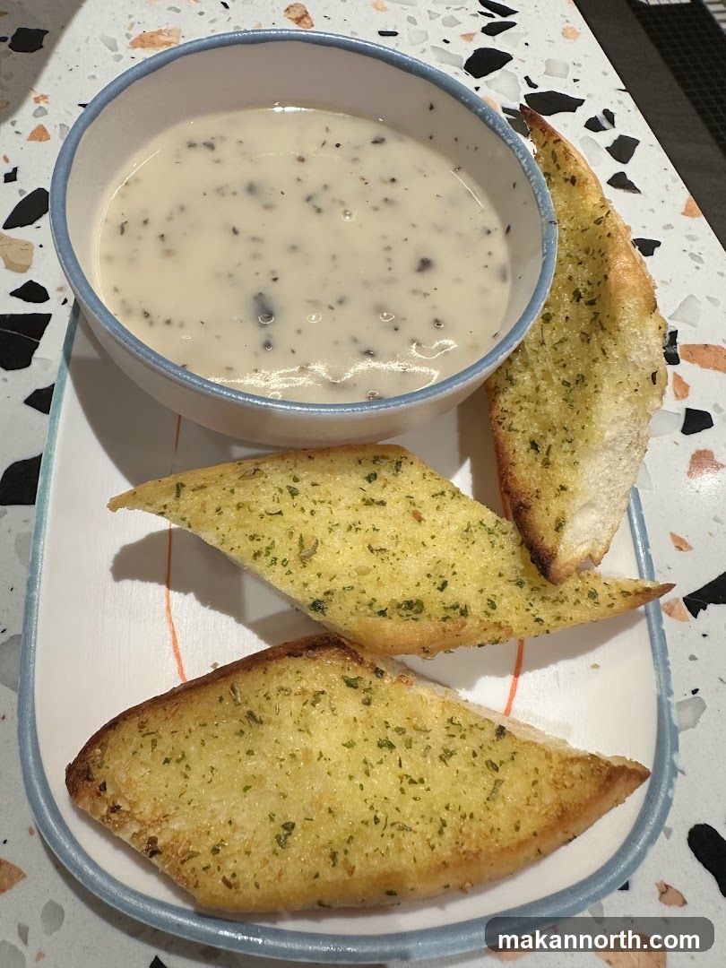 Mushroom Soup with Garlic Bread