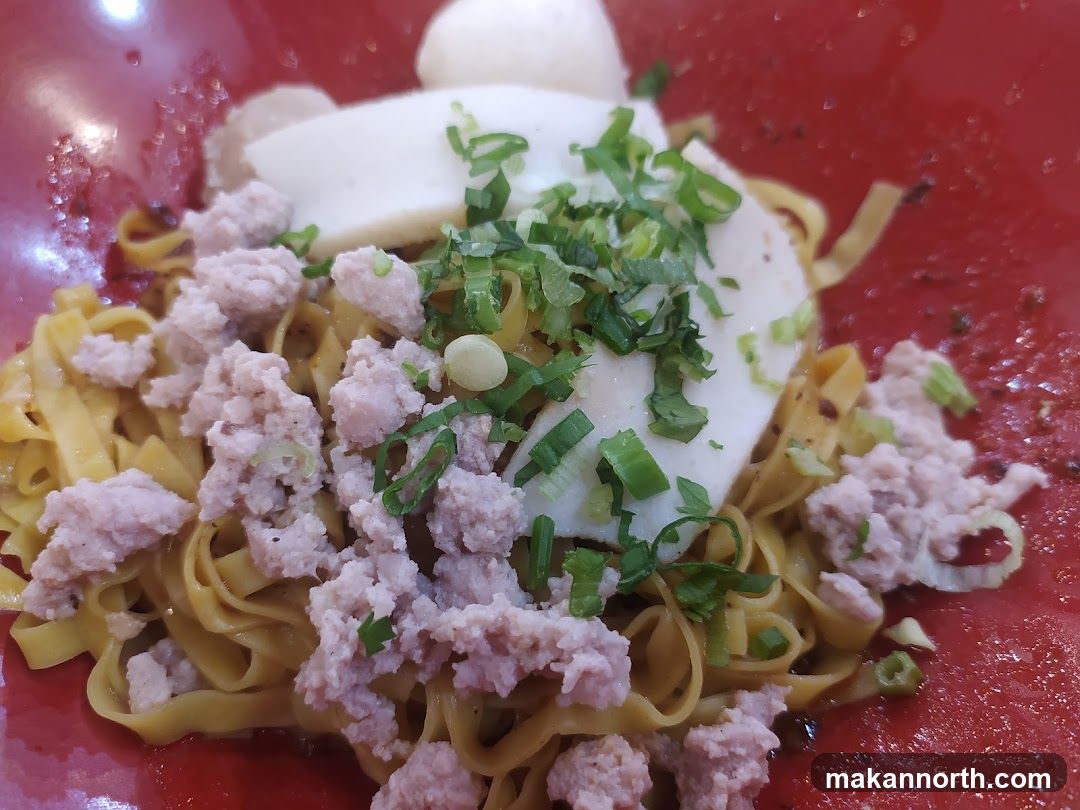 Noodles with Minced Pork and Fish Cakes