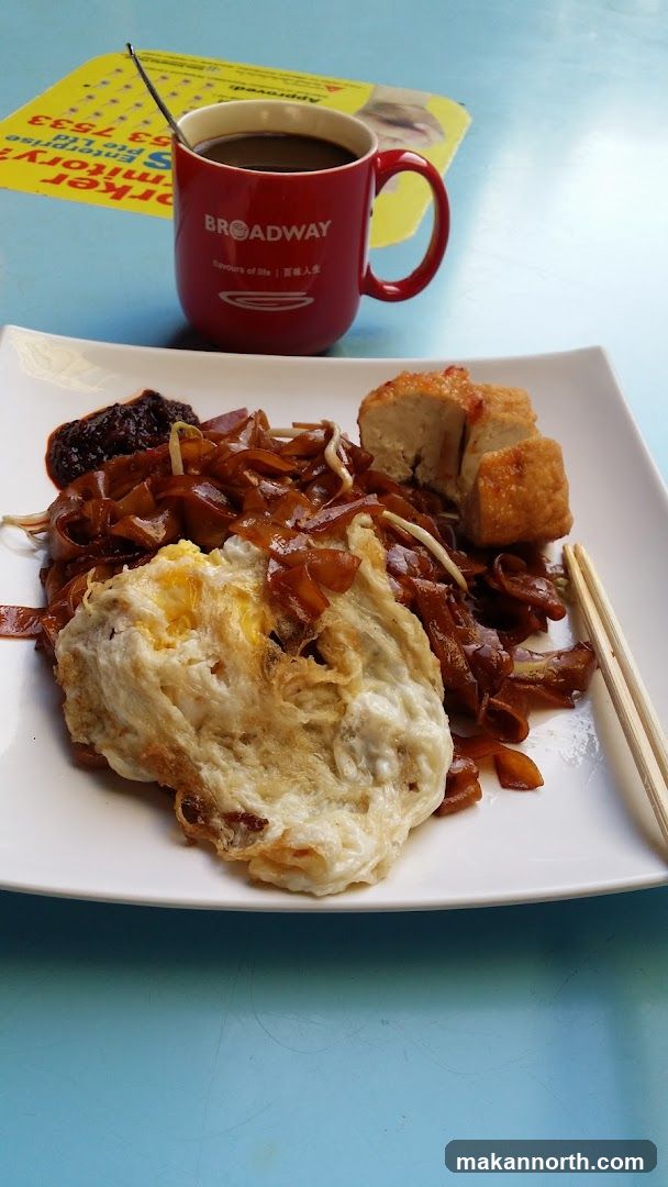 Fried Noodles with Egg and Tofu