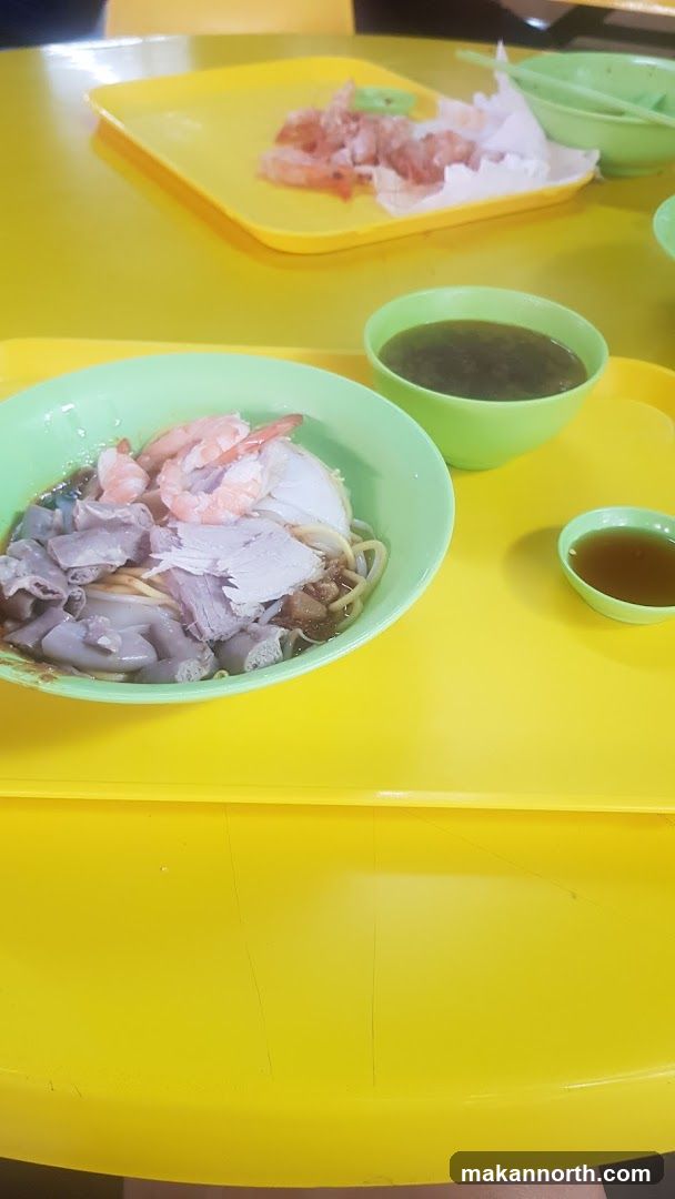 Noodles with meat and shrimp
