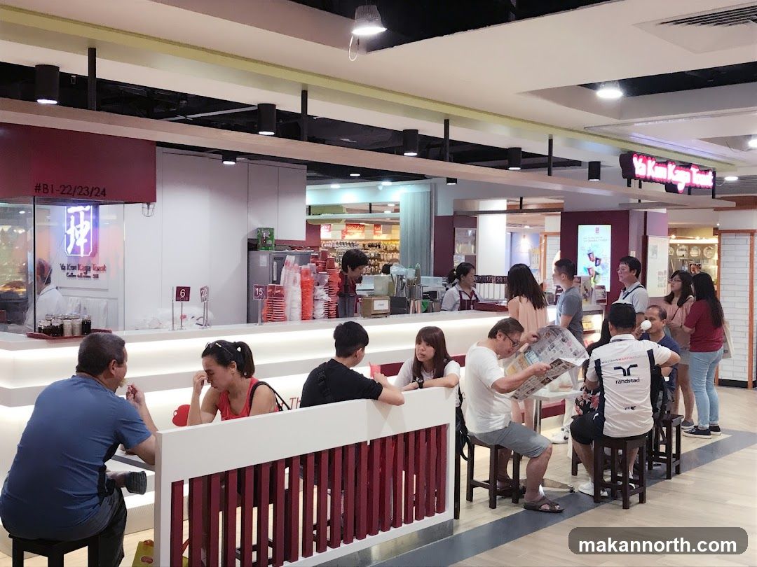 People at a cafe