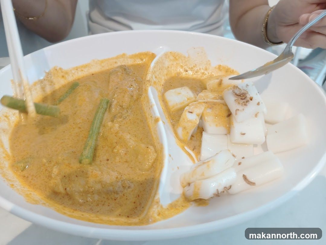 Curry Noodles with Rice Cakes