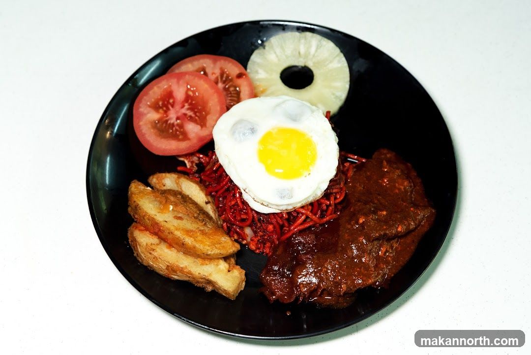 Noodles with Fried Egg and Steak