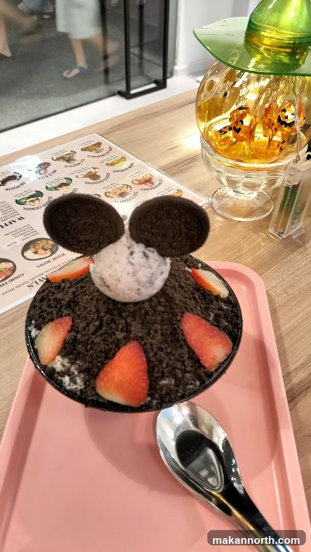 Dessert with Oreo and Strawberry